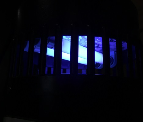 Свечение двух УФ-ламп привлекает комаров издалека